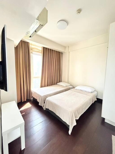 Others 2, Twin Oaks Place, Mandaluyong