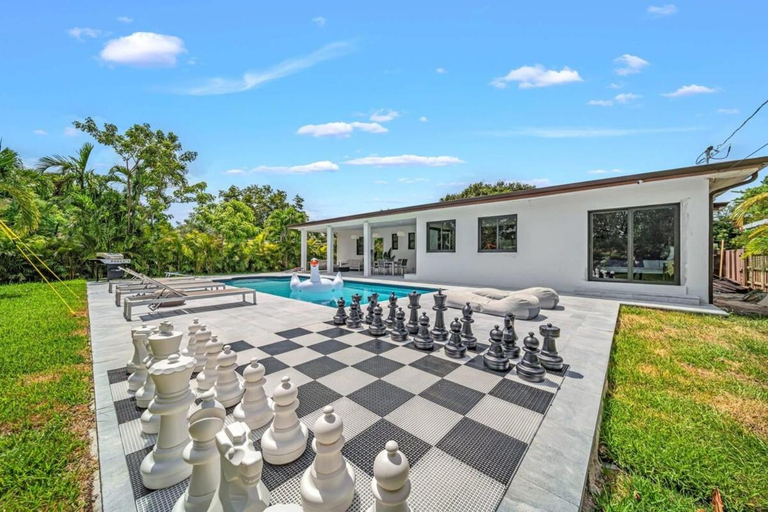 Luxury Casa Bianca Pool Volleyball Firepit Chess, Miami-Dade