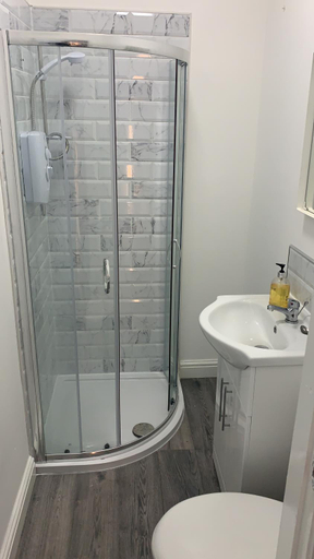Bathroom 3, Smeaton serviced Accommodation, Sefton