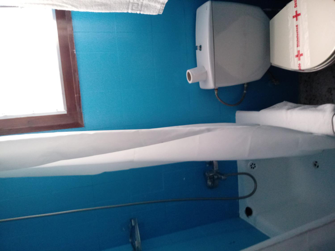 Bathroom 2, Hostal Can Marines, Tarragona