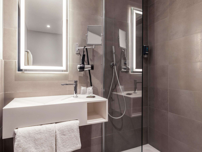 Bathroom 4, Novotel Dusseldorf Airport, Düsseldorf