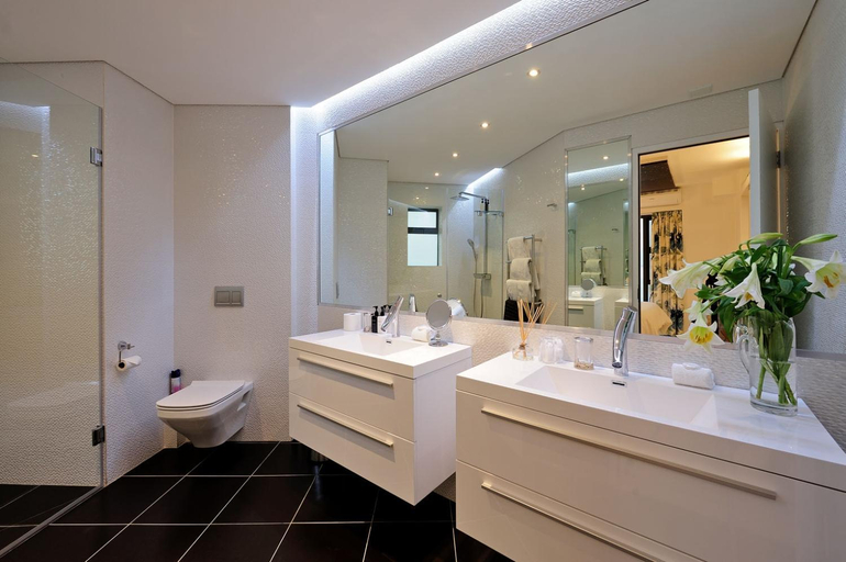 Bathroom 4, Sea Star Cliff Lodge, Overberg