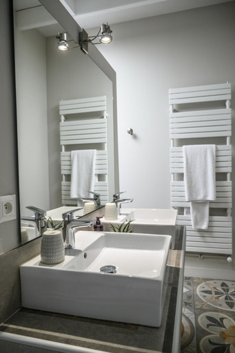 Bathroom 1, Clos 1906, Gironde