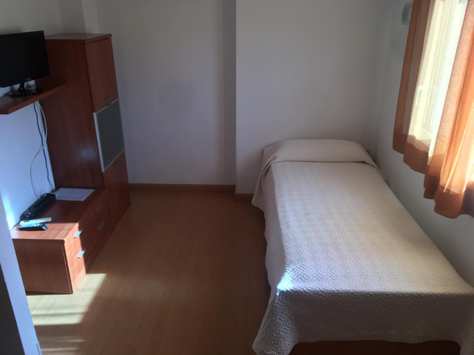 Bedroom 2, Aparthotel Arenal, Girona