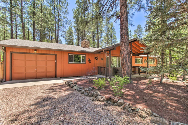 Updated Country Club Cabin, Near Golfing and Hiking!, Navajo
