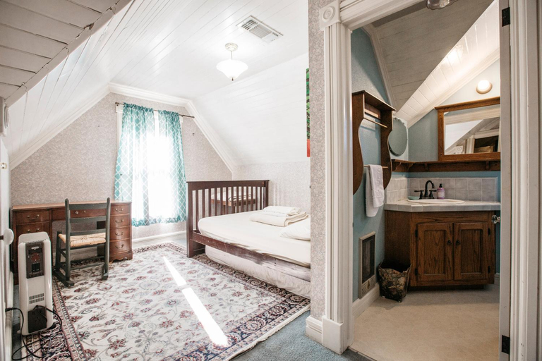 Others 4, The Hostel California, Inyo