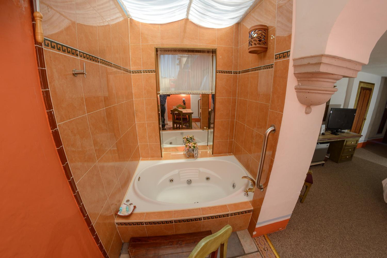 Bathroom 5, Howard Johnson Calle Real Morelia, Morelia
