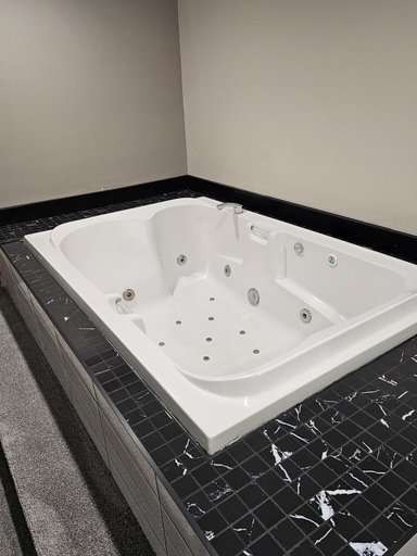 Bathroom 4, Western Budget Motel #1 Leduc/Nisku, Division No. 11
