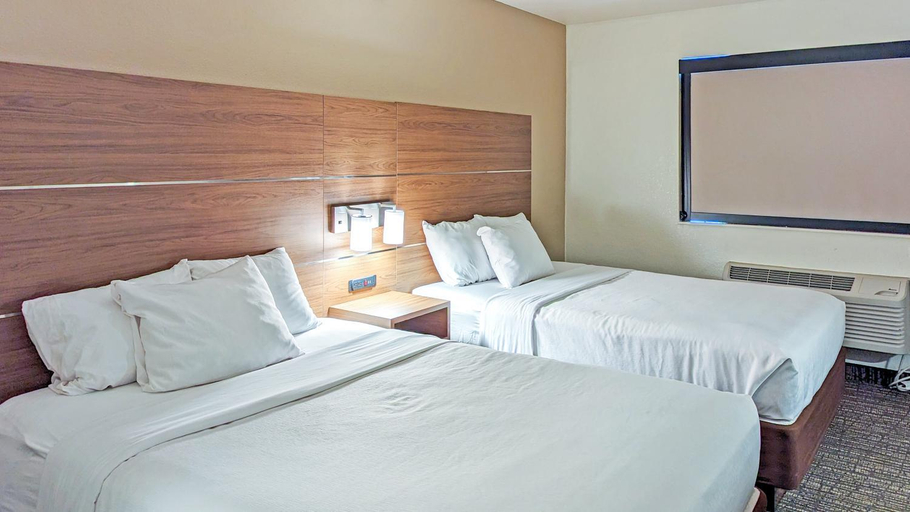 Bedroom 3, Estherville Hotel & Suites, Emmet