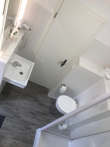 Bathroom 4, Die Botschaft, Berlin