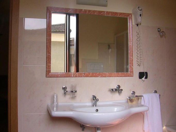 Bathroom 2, Hotel Picchio, Terni