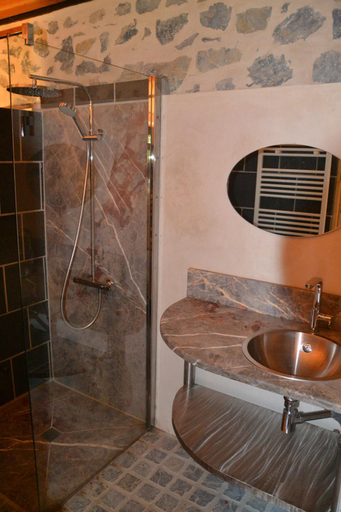 Bathroom 2, Les Ondines, Hautes-Pyrénées