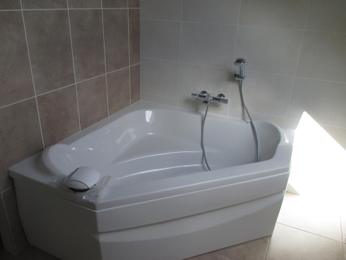 Bathroom 4, Hôtel Le Saint Martin, Sarthe