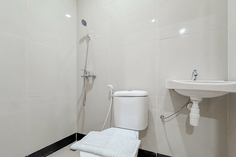 Bathroom 4, SANS Family Hotel Bandung, Bandung