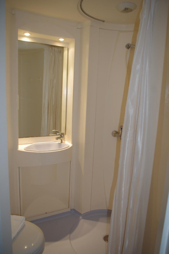 Bathroom 3, Hotel Rapin, Gironde