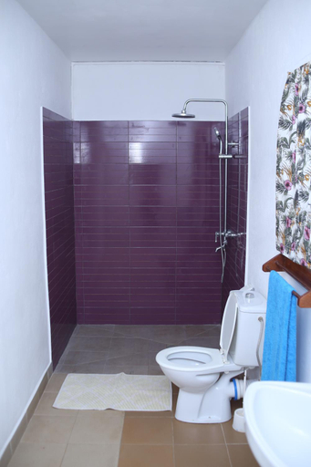 Bathroom, Hotel Mahavelo 2 etoiles, Analamanga