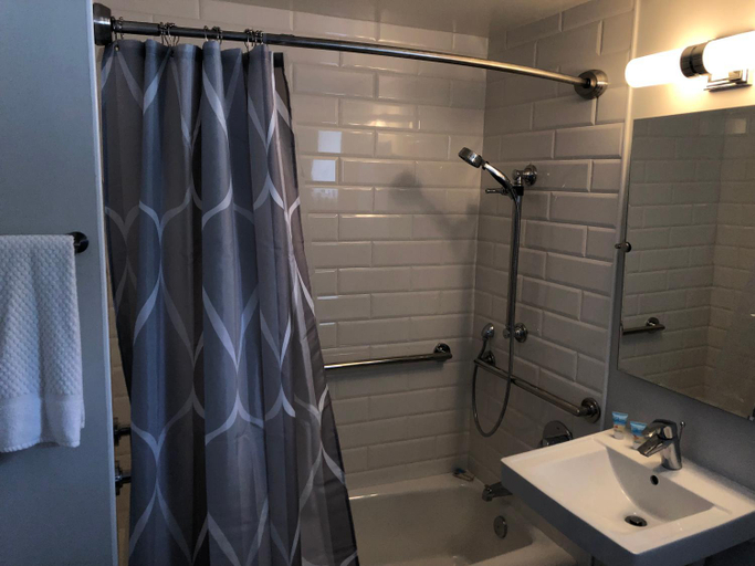 Bathroom 2, The Surf Beach Motel, Nassau