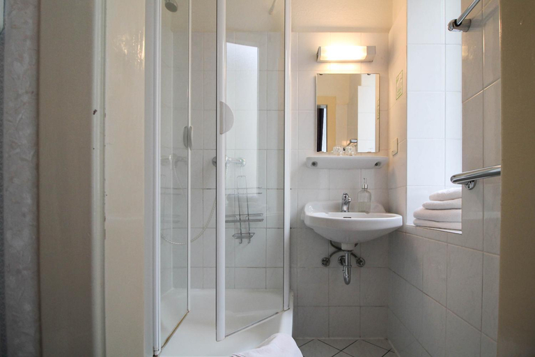 Bathroom 3, Hotel-Pension Funk am Kurfurstendamm, Berlin