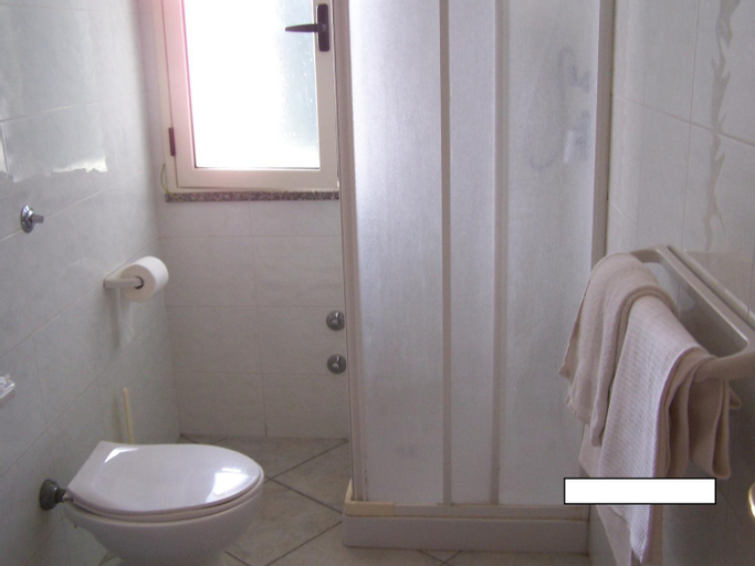 Bathroom 10