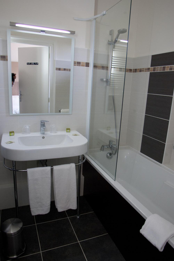 Bathroom 1, La Chartreuse Logis Hotel Restaurant, Lot
