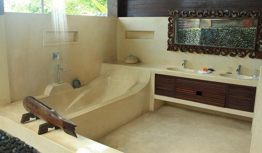 Bathroom 10