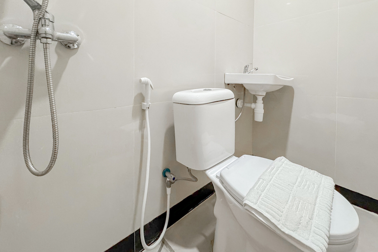 Bathroom 3, SANS Family Hotel Bandung, Bandung