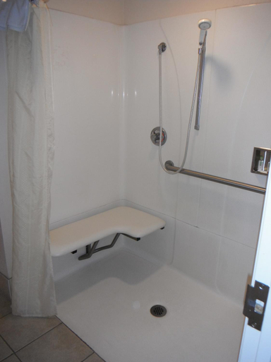 Bathroom, Colusa Riverside Inn, Colusa