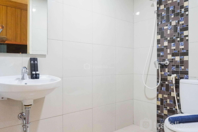 Bathroom, Studio Apartment at Supermall Mansion By Travelio, Surabaya