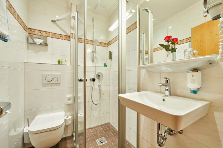 Bathroom 2, Hotel Aschenbrenner, Garmisch-Partenkirchen