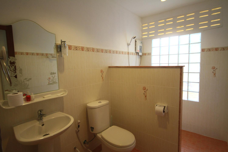 Bathroom 4, Jungle Village Bungalows , Mueang Krabi