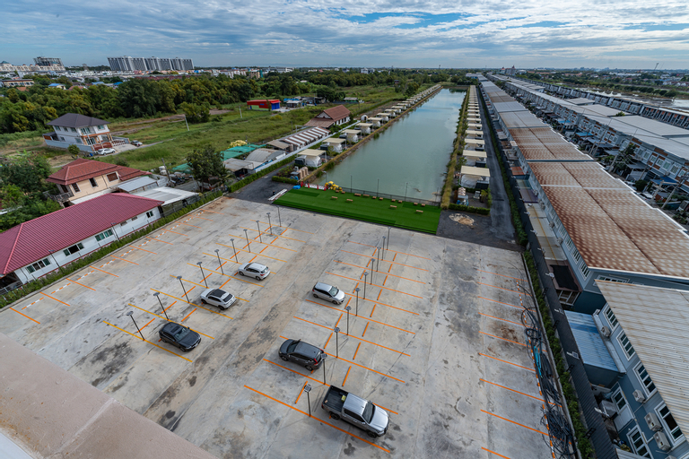 Exterior & Views 16