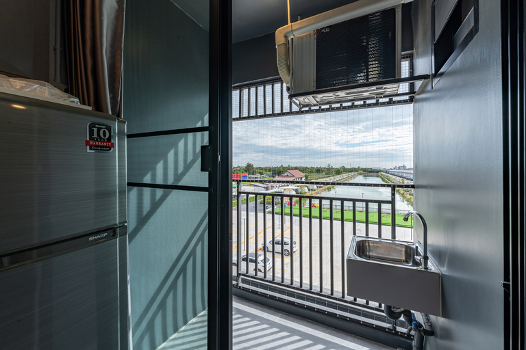Exterior & Views 17