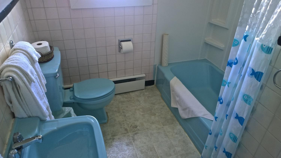 Bathroom 2, Admiral's Quay Motel & Suites, Saint John