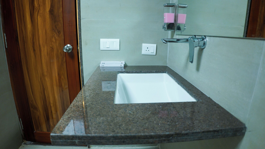 Bathroom 5, Hotel Ananda Kashi, Varanasi