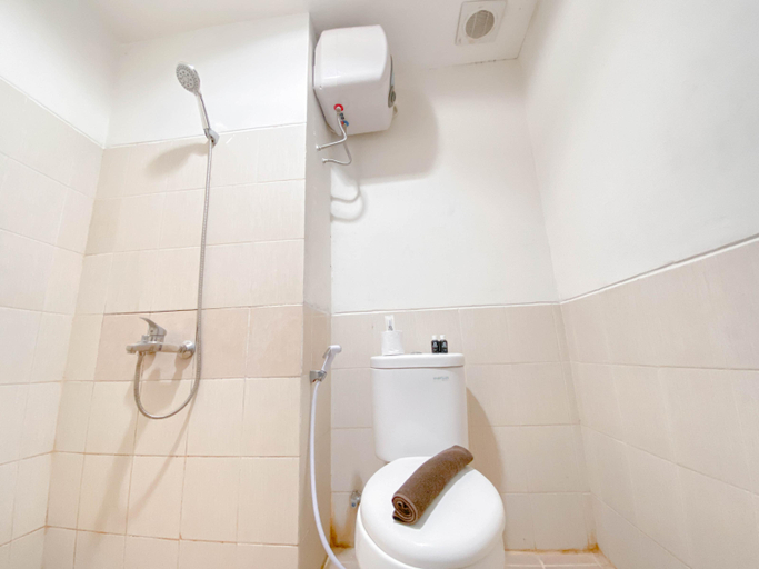 Bathroom 5, Tranquil and Comfy Studio Apartment at Easton Park Residence Jatinangor By Travelio, Sumedang