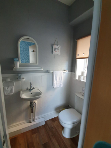 Bathroom 2, Tobermory Hotel, Blackpool