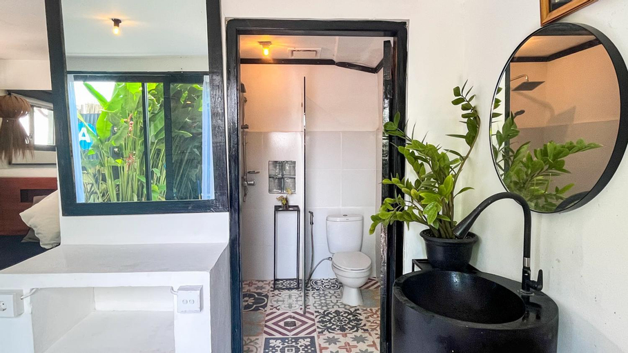 Bathroom 12