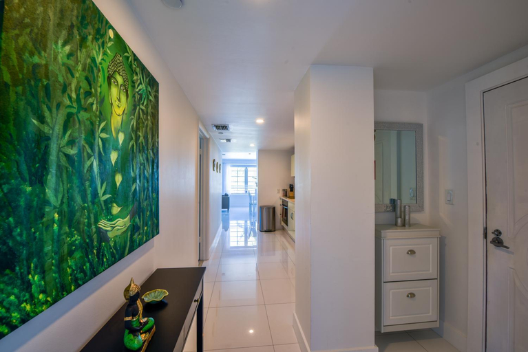 Carlyle Hotel Ocean Dr South Beach 2 Bedroom Luxury Apartment, Miami-Dade