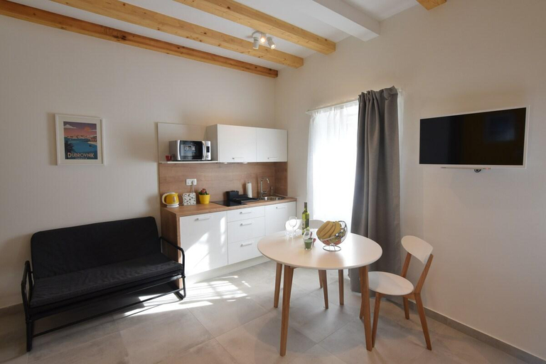 Others 2, Orange apartment with free parking, Dubrovnik