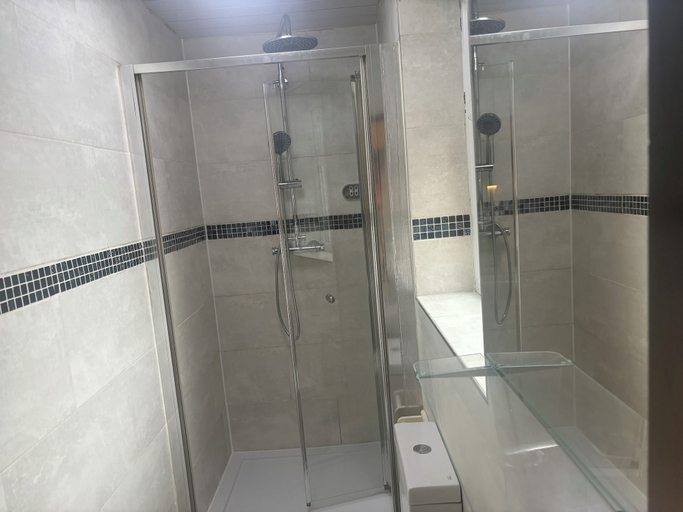 Bathroom 4, Hill's View Apartments, Manchester