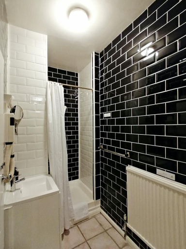 Bathroom 3, The Gordon House Hotel, Medway