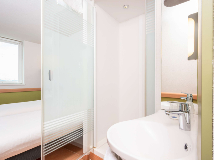 Bathroom 5, ibis budget Bern Expo, Bern