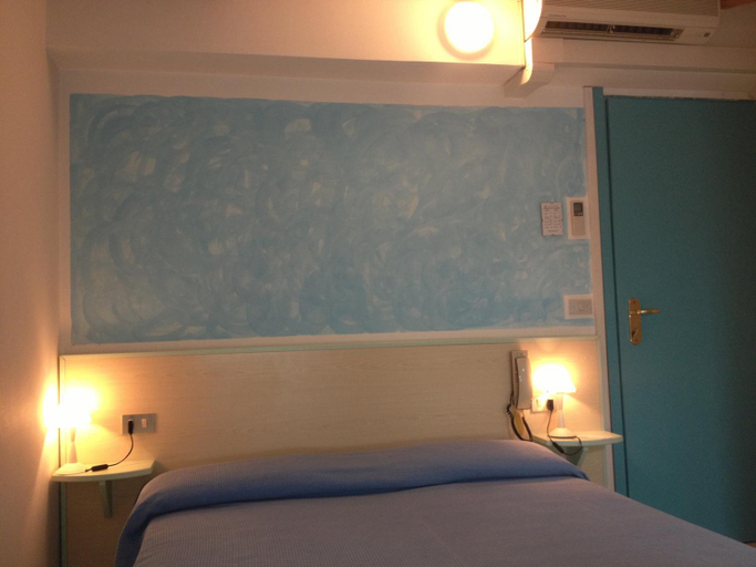 Bedroom 2, Hotel Rivamare, Ascoli Piceno