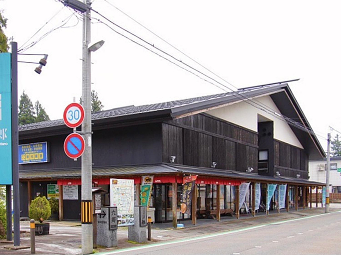 Exterior & Views