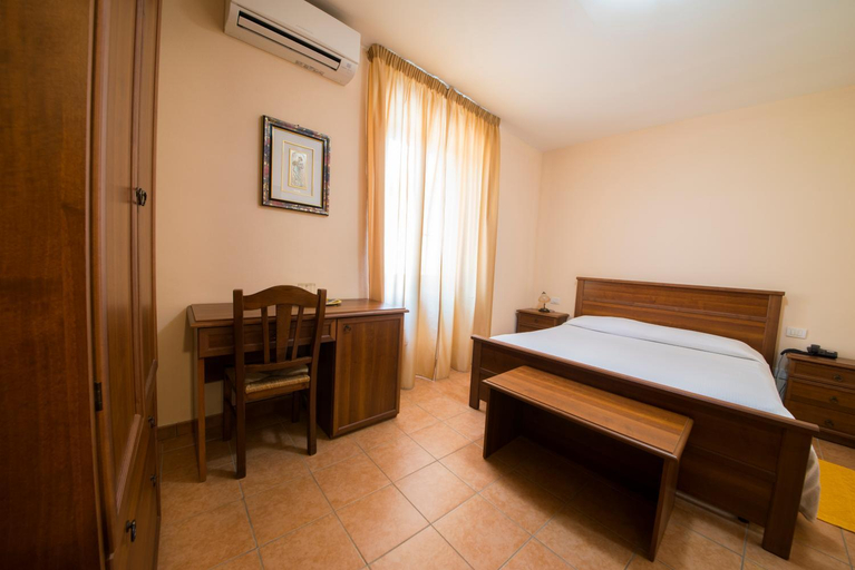Bedroom 4, Hotel Fioriti, Macerata