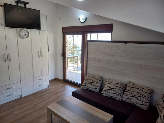 Others 4, Villa Ivan