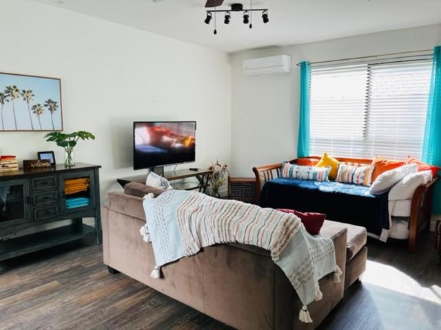 Bedroom, Luxury Riverside Estate - 3BR Home or 1BR Cottage or BOTH - Sleeps 14 - Swim, fish, relax, refresh, Shasta