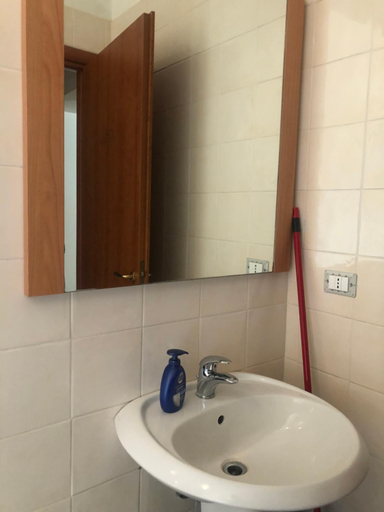 Bathroom 5, Hostels Euro Mediterraneo, Cosenza