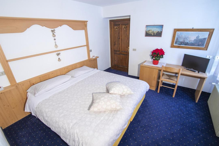 Bedroom 2, Hotel Edelweiss, Belluno