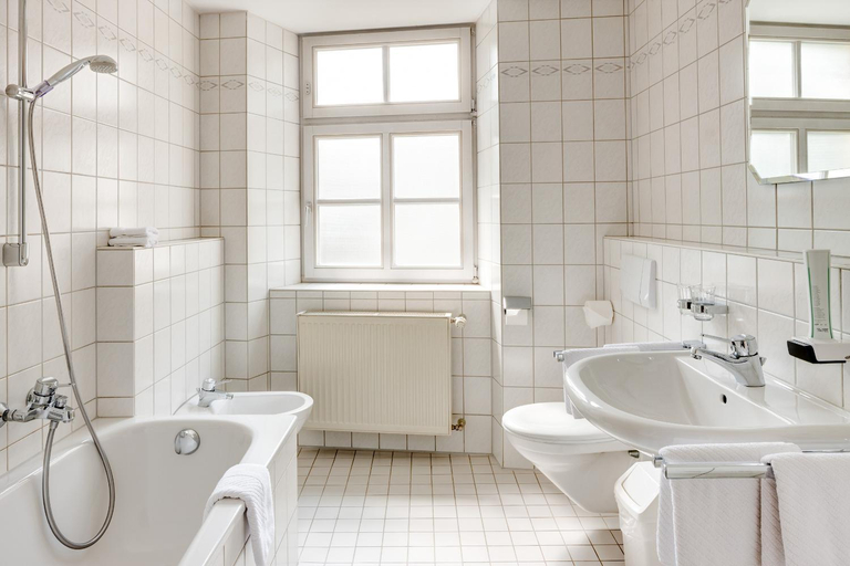 Bathroom 2, Brauereigasthof/Hotel Burgerbrau, Berchtesgadener Land